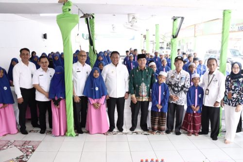 Wagub H. Edy Pratowo Serahkan Bantuan Sembako  ke Lembaga Kesejahteraan Sosial BERKAH Palangka Raya