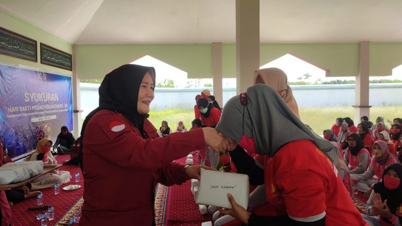 Penutupan Porsenap, Kalapas Perempuan Kelas II A Palangka Raya, Sri Astiana Bagikan Hadiah