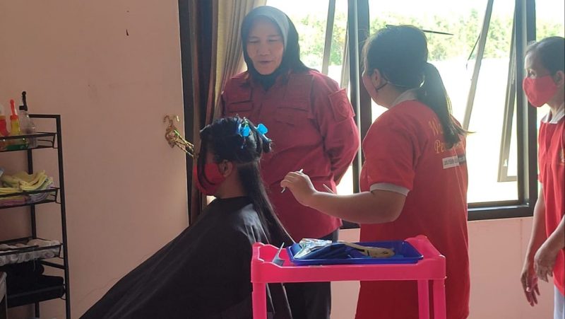 Selain Pembinaan Kepribadian, Lapas Perempuan Kelas II A Palangka Raya Juga Berikan Pelatihan Tata Rias Bidang Salon Bagi Warga Binaan