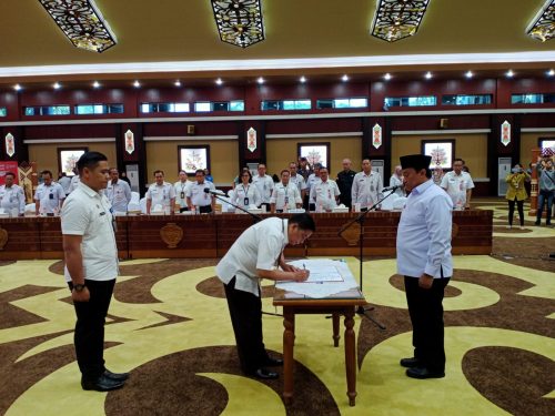 Wagub Kalteng H. Edy Pratowo Melantik dan Mengambil Sumpah Pejabat Admistrator Di Lingkungan Pemprov. Kalteng