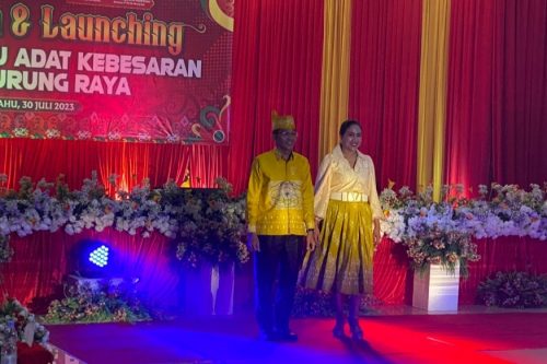 Bupati Perdie M. Yoseph Launching Batik dan Baju Adat Khas Kabupaten Murung Raya