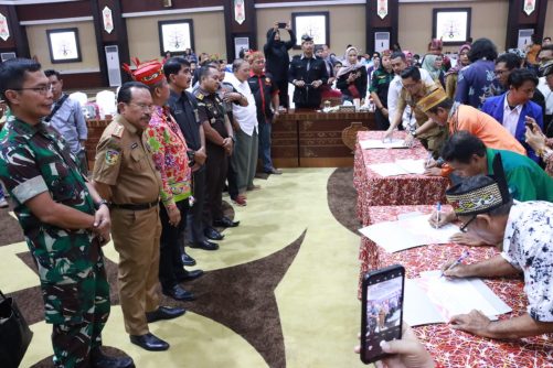 Gubernur Kalteng H. Sugianto Sabran dan Wagub H. Edy Pratowo Hadiri Hasupa Hasambewa Bersama Masyarakat dan Ormas se Kalteng
