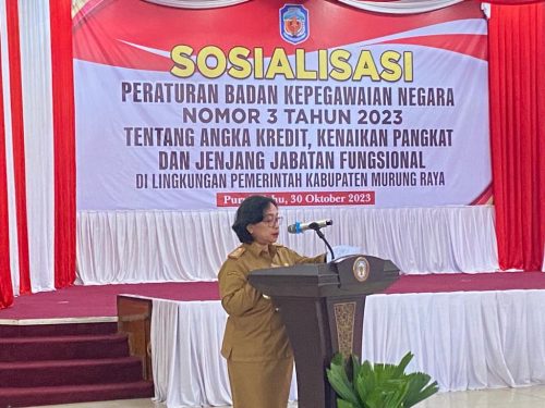 BKPSDM Kabupaten Mura Gelar Sosialisasi Peraturan BKN Nomor 3 Tahun 2023 PURUK CAHU. Tambunbungai.com — Pemerintah Kabupaten Murung Raya melalui Badan Kepegawaian & Pengembangan Sumber Daya Manusia (BKPSDM) Murung Raya menggelar kegiatan Sosialisai Peraturan Badan Kepegawaian Negara (BKN) Nomor 3 tahun 2023, bertempat di Gedung Pertemuan Umum (GPU) Puruk Cahu, Senin (30/10/23) Dalam laporan nya Kepala BKPSDM Kabupaten Murung Raya Lentine Miyara, S.Sos, meymapiakna ada 3 hal yang menjadi tujuan dalam sosialisasi ini. “Sosialisasi ini diadakan yang mana bertujuan untuk, pertama-tama memahami dan mempedomani peraturan BKN Nomor 3 tahun 2023 yaitu tentang angka kredit, kenaikan pangkat dan jenjang jabatan fungsional. Kedua untuk memahami dan mengetahui teknis dan implementasi ketentuan mengenai penilaian kinerja, tata cara konversi predikat kinerja ke dalam angka kredit, akumulasi angka kredit,’’ ujar Lentine.  Ditambahkan Lentine, sasaran peserta dalam kegiatan Sosialisasi Peraturan BKN Nomor 3 tahun 2023 ini adalah Kepala Organisasi Perangkat Daerah dan Direktur RSUD Puruk Cahu yang diwakili oleh Sekretaris, Seluruh Camat Se Kabupaten Murung Raya yang di wakili oleh Sekretaris, Seluruh Kepala Sub bagian umum dan kepegawaian se Kabupaten Murung Raya serta perwakilan Kepala Sekolah SD/SMP dan juga kepala UPT Puskesmas Se Kabupaten Murung Raya. Turut hadir Plt. Sekretaris Daerah Serampang, Asisten Administrasi Umum Sekretaris Daerah dan Staf Ahli Bupati Bidang Kemasyarakatan dan Sumber Daya Manusia, Narasumber Utama dari BKN Kantor Regional VIII Banjarmasin Dilam S. Sos, Kepala OPD dan Canat Se-Kabupaten Murung Raya yang di wakili oleh sekretaris, Kepala Sub Bagian Umum dan Kepegawaian Se Kabupaten Murung Raya, Perwakilan Kepala Sekolah SMP/SD dan Kepala UPT Puskesmas Se Kabupaten Murung Raya, serta peserta sosialisasi lainnya. (ros)