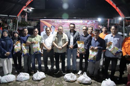 Wakili Gubernur Kalteng, Kadis PMD H. Aryawan Salurkan Bantuan 2.000 Paket Sembako di Kab. Barsel