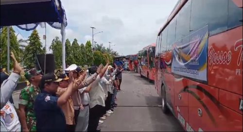 429  Penumpang Manfaatkan Mudik Gratis Yang Dilepas Wagub Kalteng H. Edy Pratowo