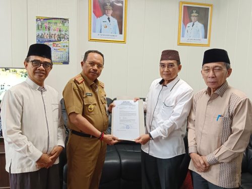 Ketum MUI Prov. Kalteng KH. Khairil Anwar Serahkan Surat Permohonan Penyelenggaraan Rakordawil V MUI se-Kalimantan Tahun 2024