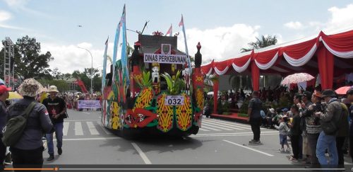 Mobil Hias Disbun Prov. Kalteng Tonjolkan Sejumlah Produk Unggulan Kalteng pada Karnaval FBIM Tahun 2024