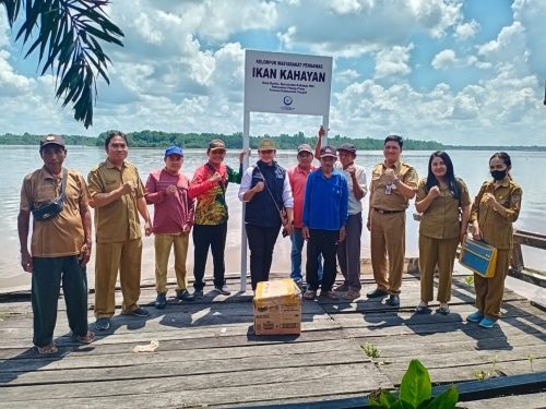 Tingkatkan Pengawasan Aktifitas Perikanan, Dislutkan Serahkan Bantuan Gubernur Berupa Perlengkapan Pokmaswas di Kabupaten Pulang Pisau