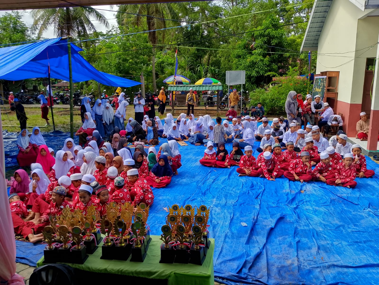 Siswa Siswi Madrasah Hidayatussalam berantusias mengikuti Sosialisasi Narkotika