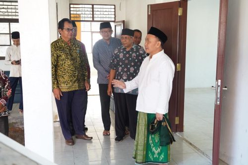 Gubernur Sugianto Sabran Shalat Subuh Berjamaah Sekaligus Meninjau Kantor Disnakertrans Prov. Kalteng yang Baru