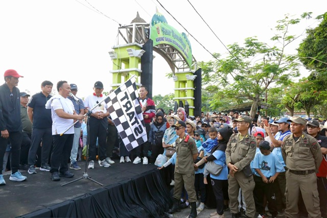 Jalan Sehat Kalteng Berkah di Pangkalan Bun Bersama Gubernur Kalteng H. Sugianto Sabran