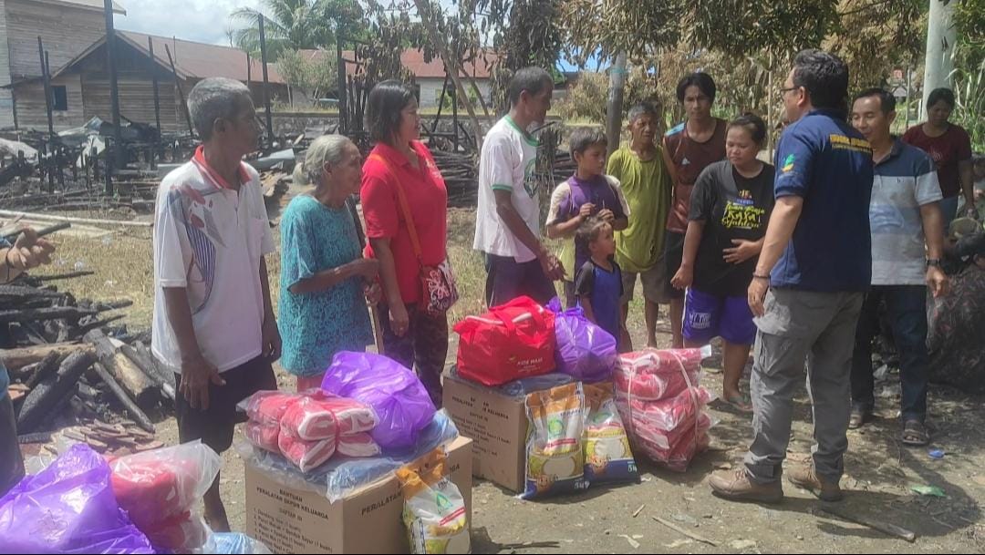 Pemkab Baroti Selatan Serahkan Bantuan Kepada 4 Keluarga Korban Kebakaran di Desa Danau Sadar