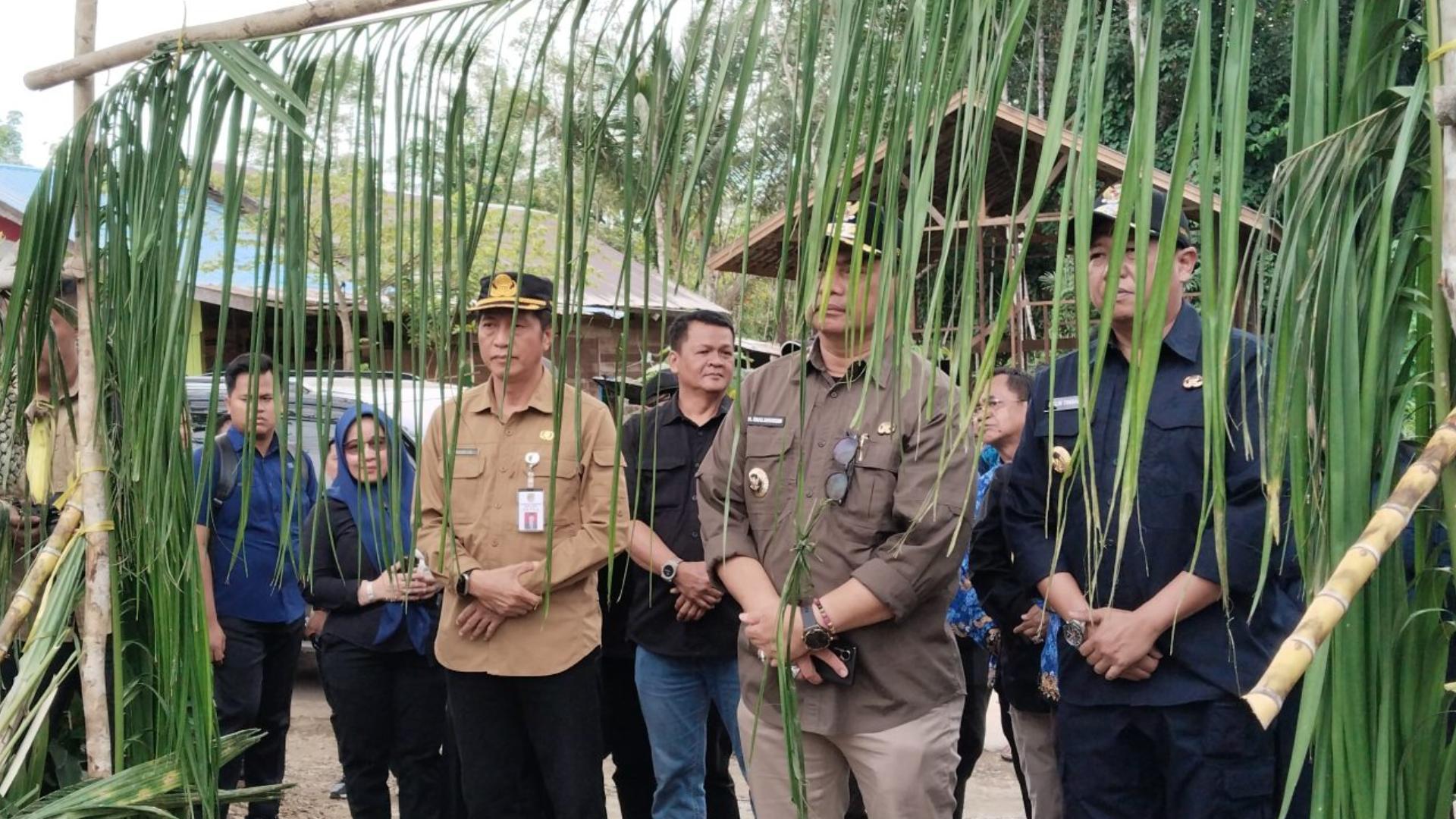 Bupati dan Wabup Barito Utara Tinjau Langsung Pelaksanaan Program 100 Hari di Gunung Purei