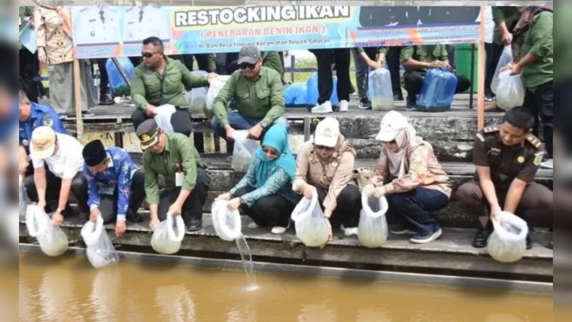 Bupati Barito Utara Tebar Benih Ikan di Desa Trinsing, Dorong Kemandirian Pangan dan Pemberdayaan Nelayan
