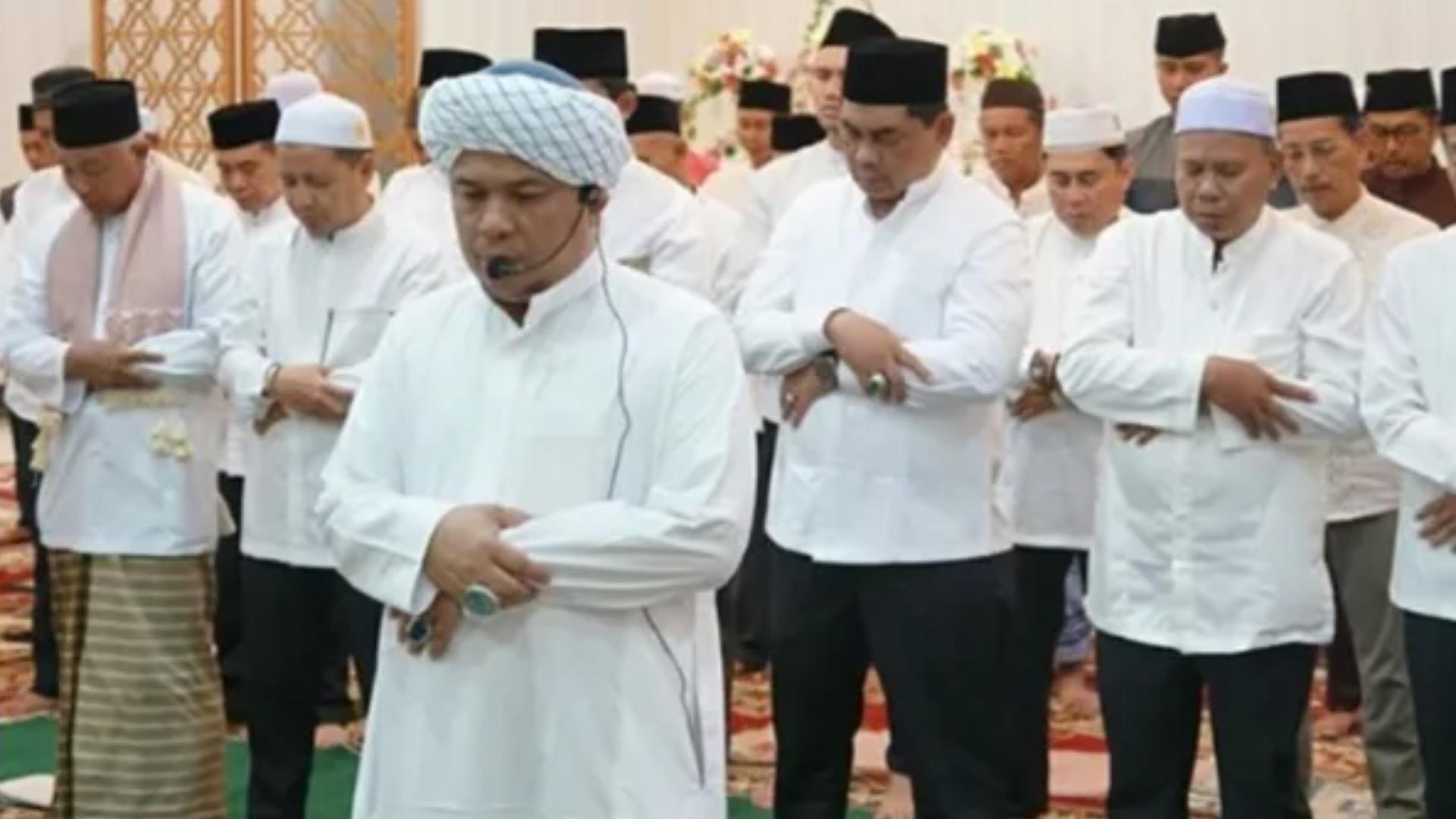 Bupati H Shalahuddin Langsungkan Sholat Hajat Serta Pelepasan Kafilah Barut Peserta MTQH Kalteng