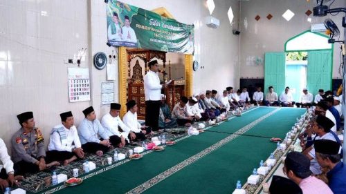 Bupati Shalahuddin Serahkan Hibah untuk Masjid dan Janjikan Perbaikan Jembatan